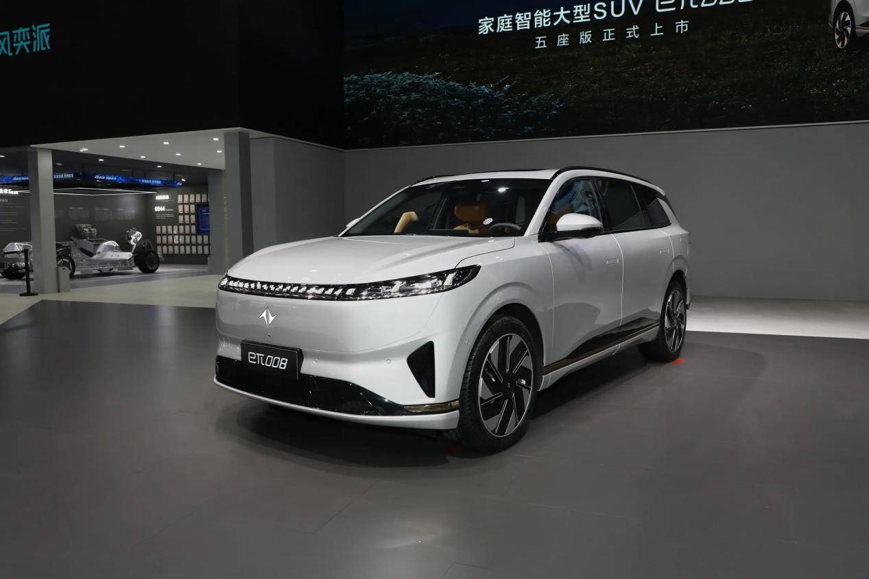 SUV长超5m+56座可选配冰箱彩电大沙发AG旗舰厅ios限时1636万起全能家用(图4)