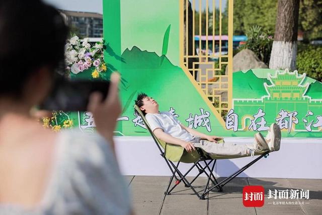 游客沉浸式互动 解锁新玩法AG旗舰厅五一趣游都江堰(图2)