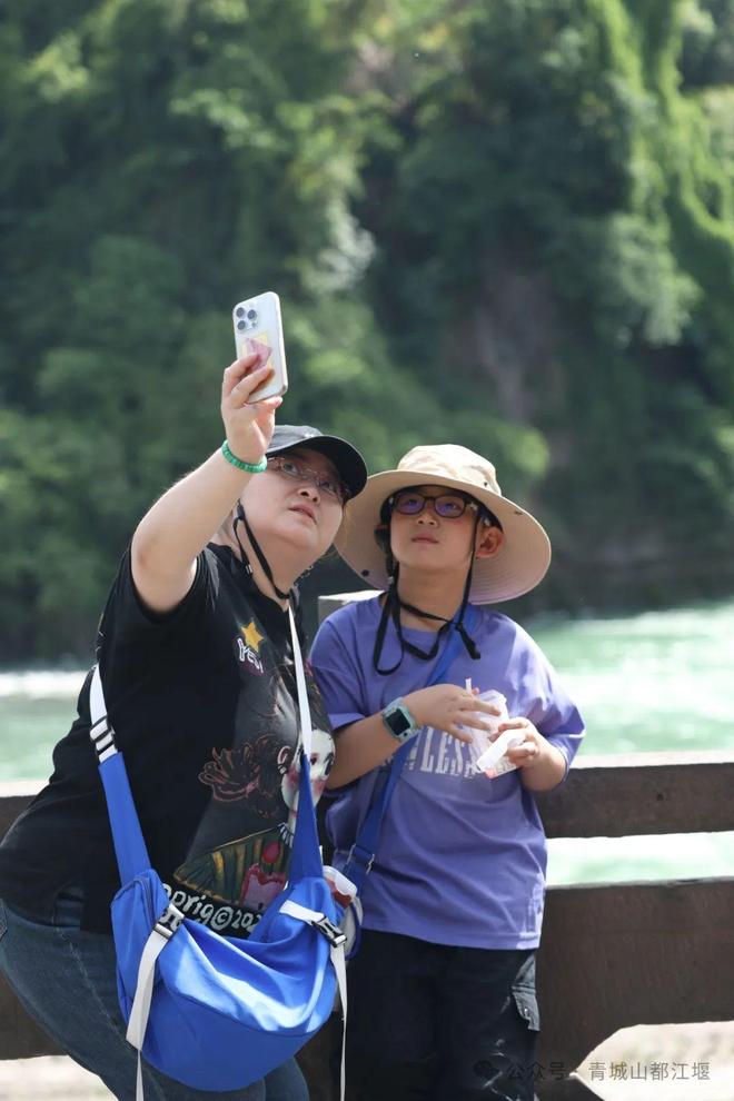 山都江堰太火爆NPC白娘子被求合影到宕机AG旗舰厅娱乐平台顶流实锤！这个五一青城(图4)