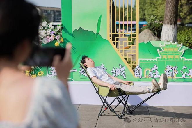 山都江堰太火爆NPC白娘子被求合影到宕机AG旗舰厅娱乐平台顶流实锤！这个五一青城(图3)
