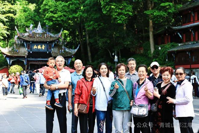 山都江堰太火爆NPC白娘子被求合影到宕机AG旗舰厅娱乐平台顶流实锤！这个五一青城(图22)