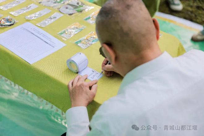 山都江堰太火爆NPC白娘子被求合影到宕机AG旗舰厅娱乐平台顶流实锤！这个五一青城(图23)