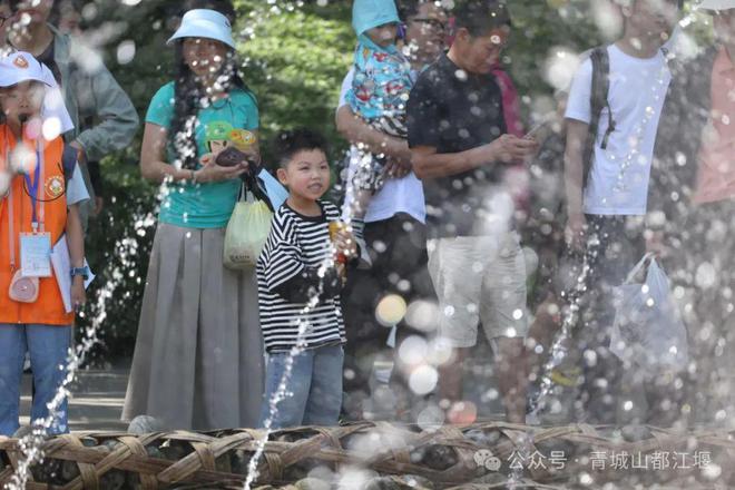 山都江堰太火爆NPC白娘子被求合影到宕机AG旗舰厅娱乐平台顶流实锤！这个五一青城(图19)