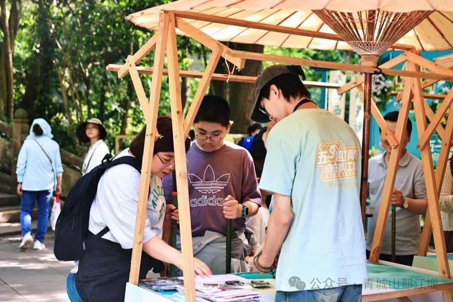 山都江堰太火爆NPC白娘子被求合影到宕机AG旗舰厅娱乐平台顶流实锤！这个五一青城(图15)