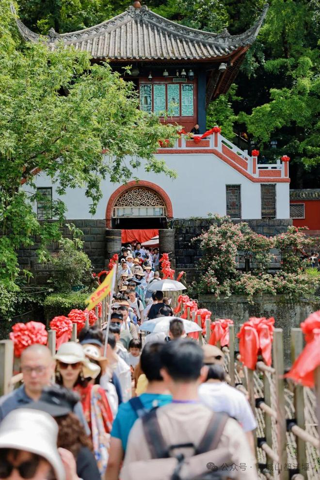 山都江堰太火爆NPC白娘子被求合影到宕机AG旗舰厅娱乐平台顶流实锤！这个五一青城(图9)