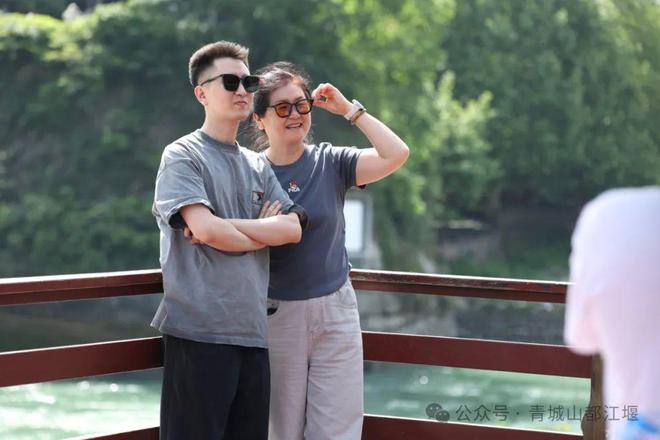 山都江堰太火爆NPC白娘子被求合影到宕机AG旗舰厅娱乐平台顶流实锤！这个五一青城(图16)