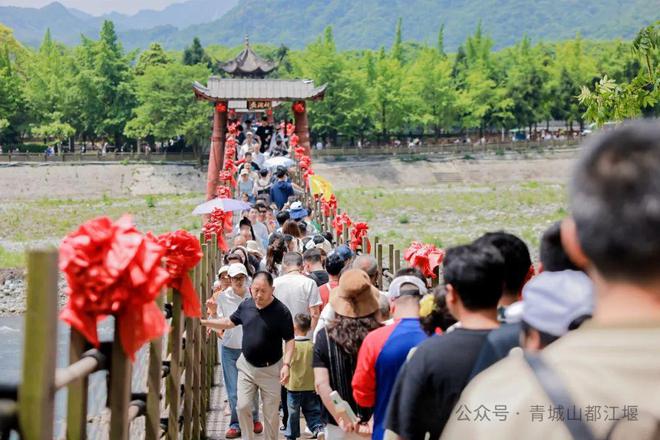 山都江堰太火爆NPC白娘子被求合影到宕机AG旗舰厅娱乐平台顶流实锤！这个五一青城(图13)