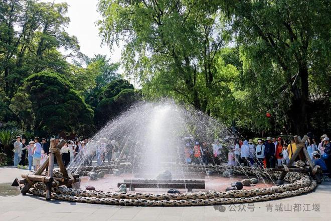 山都江堰太火爆NPC白娘子被求合影到宕机AG旗舰厅娱乐平台顶流实锤！这个五一青城(图14)