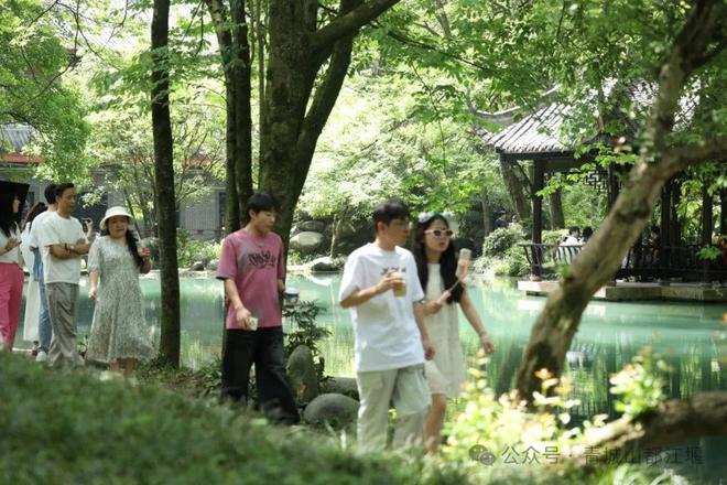 山都江堰太火爆NPC白娘子被求合影到宕机AG旗舰厅娱乐平台顶流实锤！这个五一青城(图8)