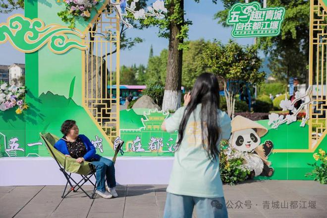 山都江堰太火爆NPC白娘子被求合影到宕机AG旗舰厅娱乐平台顶流实锤！这个五一青城(图10)