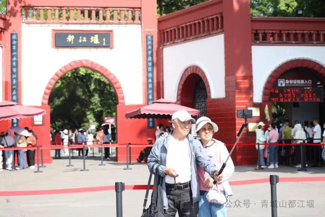 山都江堰太火爆NPC白娘子被求合影到宕机AG旗舰厅娱乐平台顶流实锤！这个五一青城(图26)