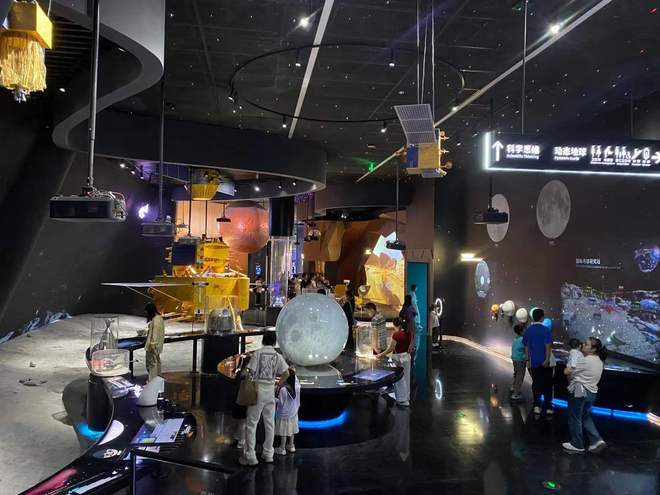 爆！四大展厅 950 个项目玩一天都不够AG旗舰厅娱乐平台深圳科技馆开馆首日挤(图1)